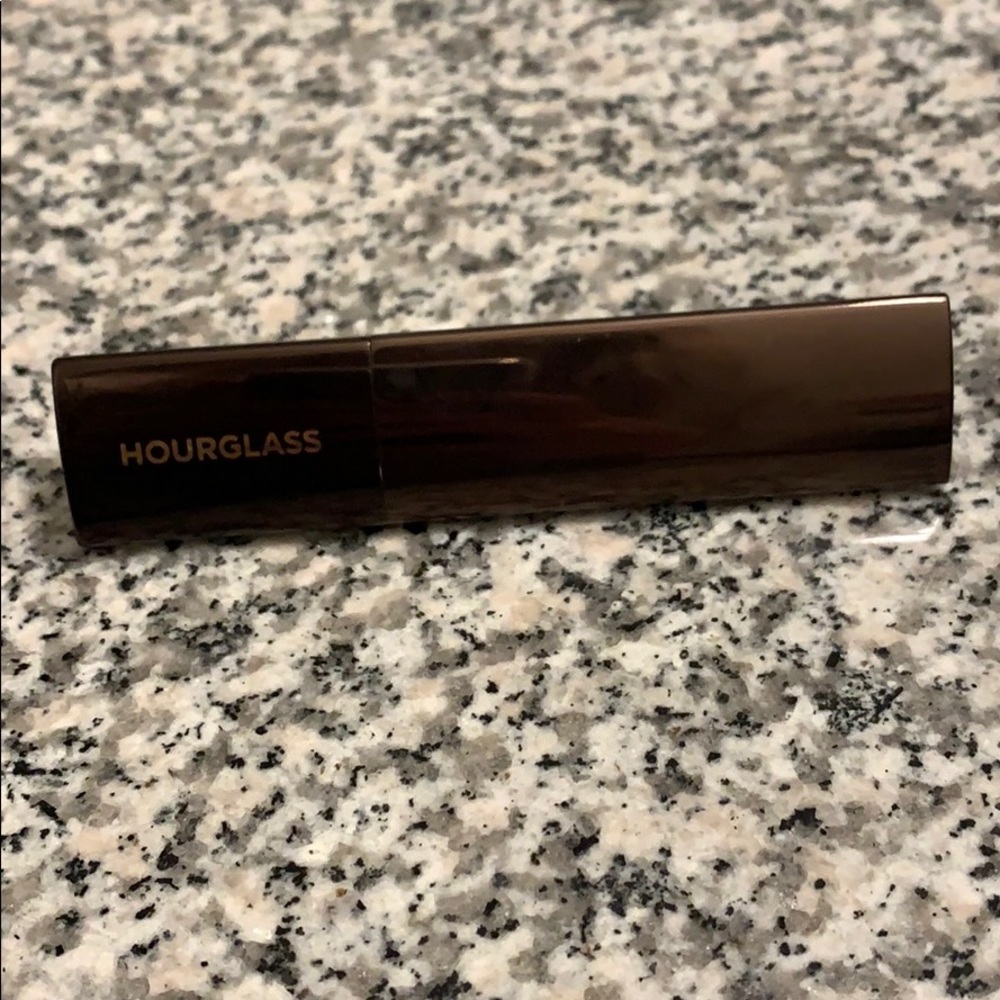 Hourglass stick foundation